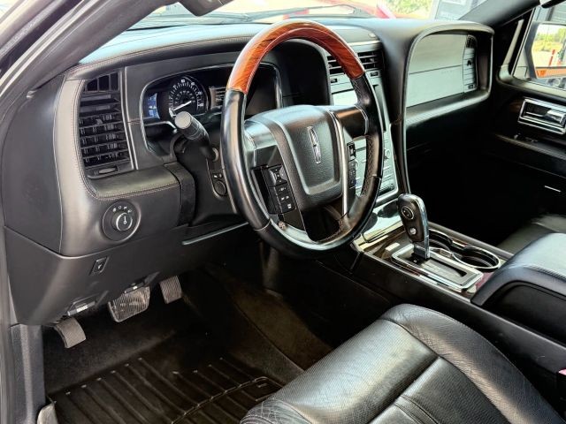 Lincoln Navigator Vehicle Full-screen Gallery Image 12