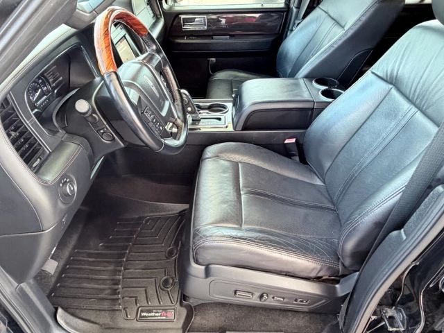 Lincoln Navigator Vehicle Full-screen Gallery Image 13