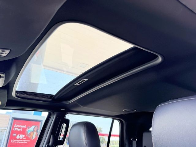 Lincoln Navigator Vehicle Full-screen Gallery Image 14