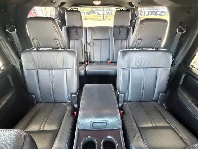 Lincoln Navigator Vehicle Full-screen Gallery Image 15