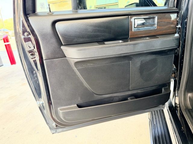 Lincoln Navigator Vehicle Full-screen Gallery Image 16