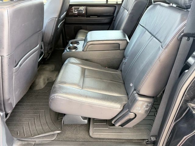 Lincoln Navigator Vehicle Full-screen Gallery Image 17
