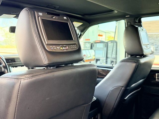 Lincoln Navigator Vehicle Full-screen Gallery Image 18