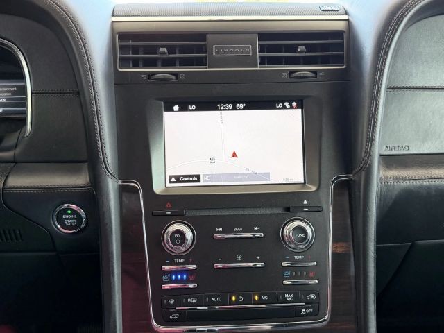 Lincoln Navigator Vehicle Full-screen Gallery Image 19