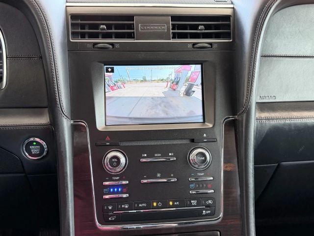 Lincoln Navigator Vehicle Full-screen Gallery Image 20