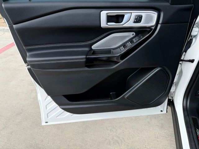 Ford Explorer Vehicle Full-screen Gallery Image 10