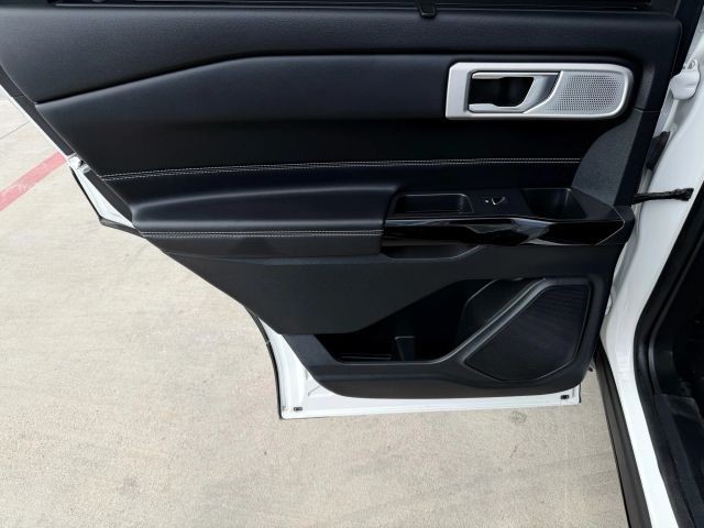 Ford Explorer Vehicle Full-screen Gallery Image 15