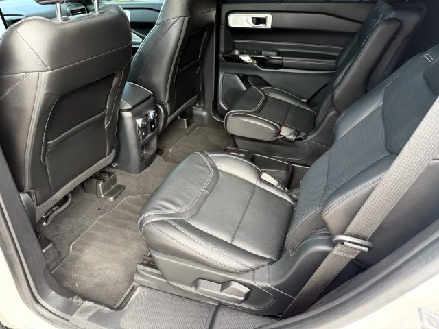 Ford Explorer Vehicle Full-screen Gallery Image 16