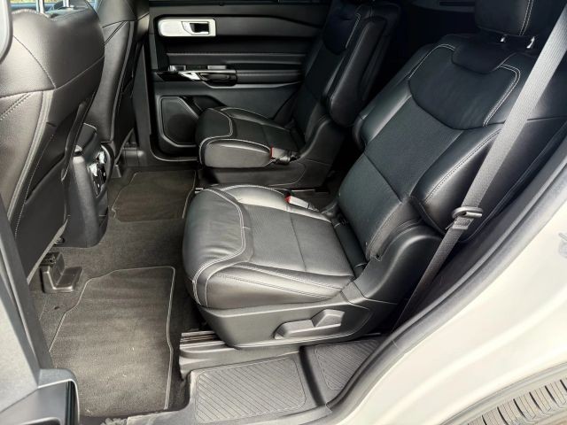 Ford Explorer Vehicle Full-screen Gallery Image 17