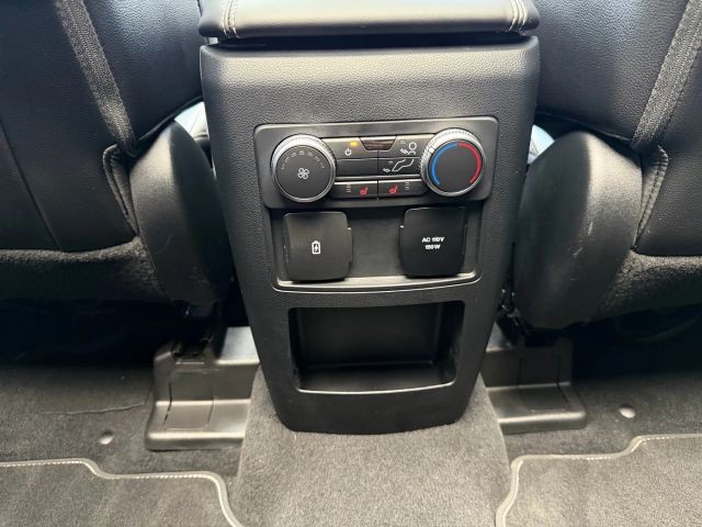 Ford Explorer Vehicle Full-screen Gallery Image 18