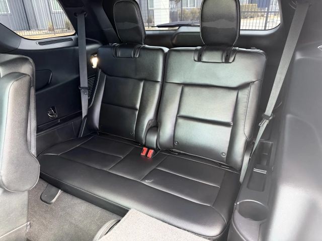 Ford Explorer Vehicle Full-screen Gallery Image 22