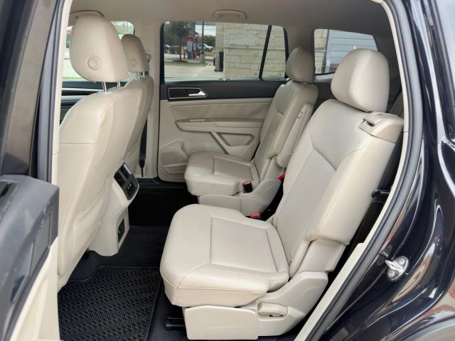 Volkswagen Atlas Vehicle Full-screen Gallery Image 12