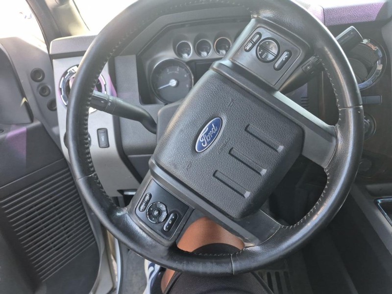 Ford Super Duty F-250 SRW Vehicle Full-screen Gallery Image 05