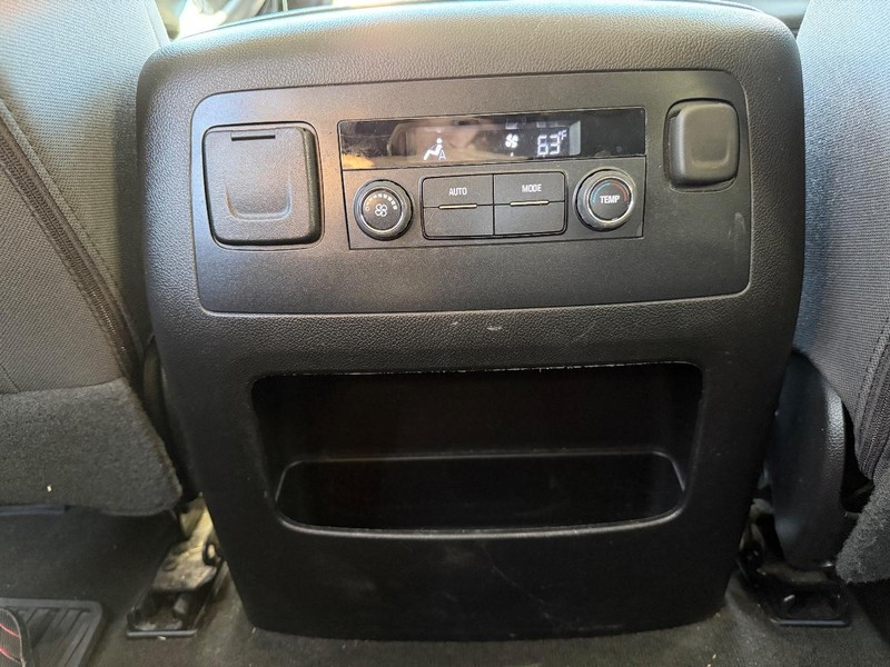 Chevrolet Tahoe Vehicle Full-screen Gallery Image 18