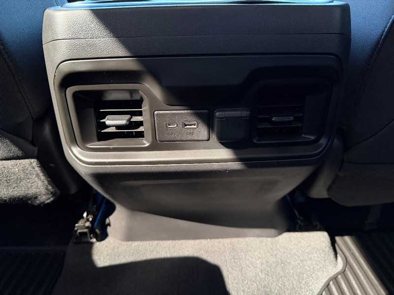 Chevrolet Silverado 1500 Vehicle Full-screen Gallery Image 18