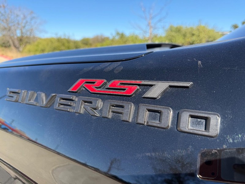 Chevrolet Silverado 1500 Vehicle Full-screen Gallery Image 21