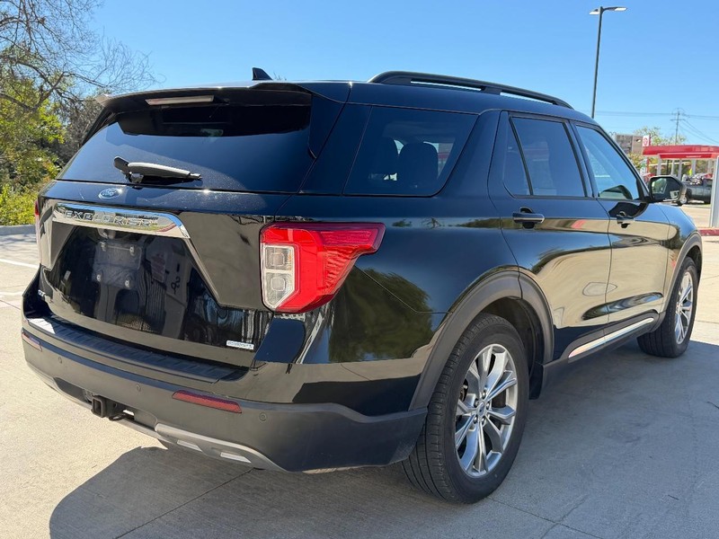 Ford Explorer Vehicle Full-screen Gallery Image 06