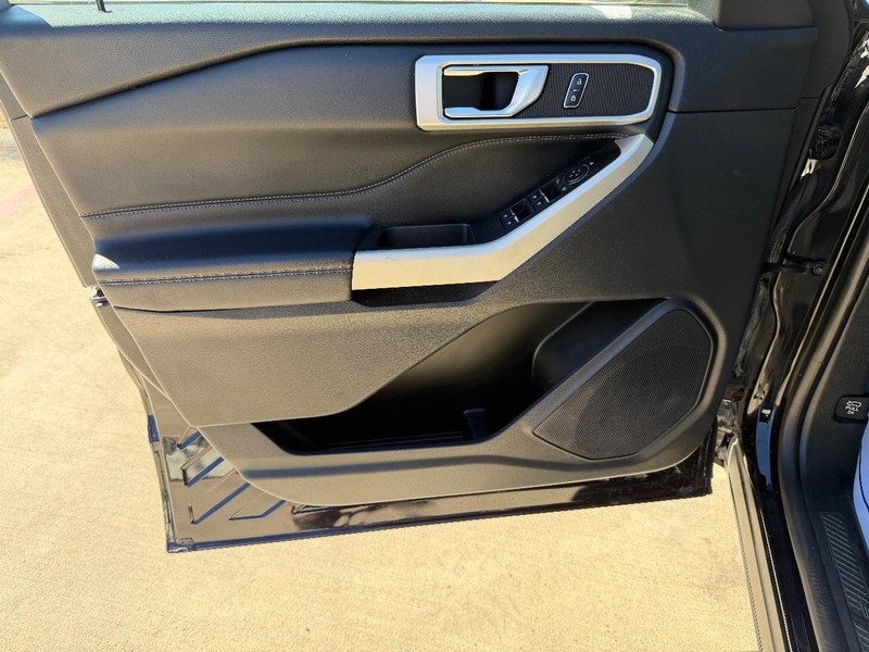 Ford Explorer Vehicle Full-screen Gallery Image 10