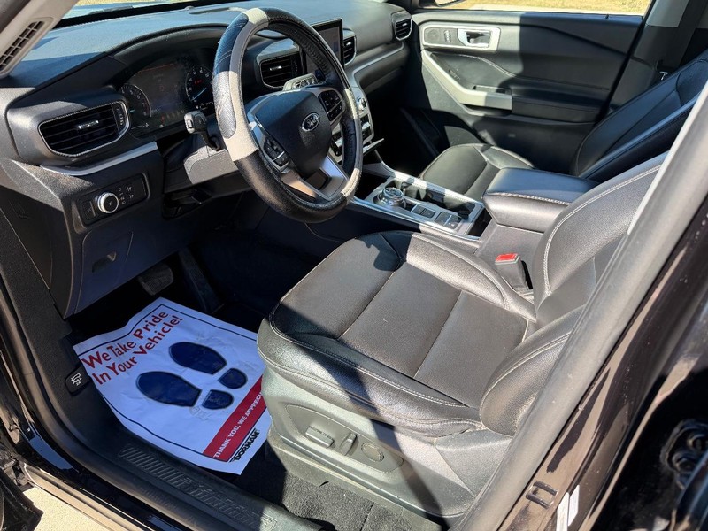 Ford Explorer Vehicle Full-screen Gallery Image 11