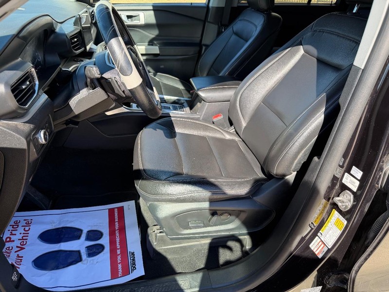 Ford Explorer Vehicle Full-screen Gallery Image 12