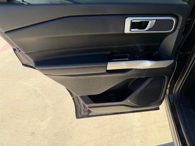 Ford Explorer Vehicle Full-screen Gallery Image 15