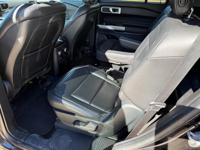 Ford Explorer Vehicle Full-screen Gallery Image 16