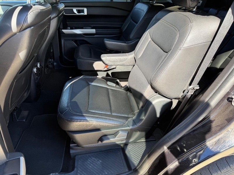 Ford Explorer Vehicle Full-screen Gallery Image 17