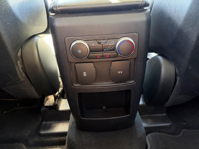 Ford Explorer Vehicle Full-screen Gallery Image 18