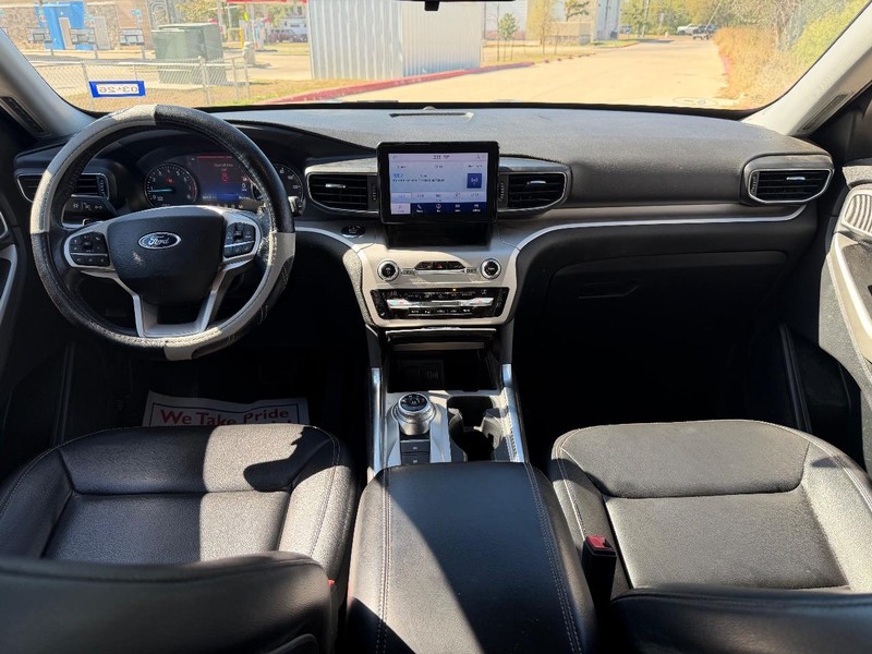 Ford Explorer Vehicle Full-screen Gallery Image 19