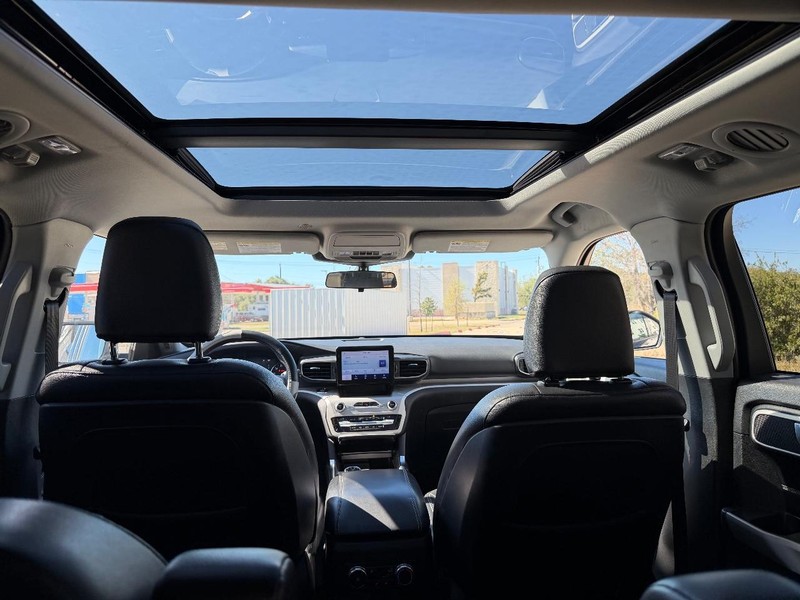 Ford Explorer Vehicle Full-screen Gallery Image 22