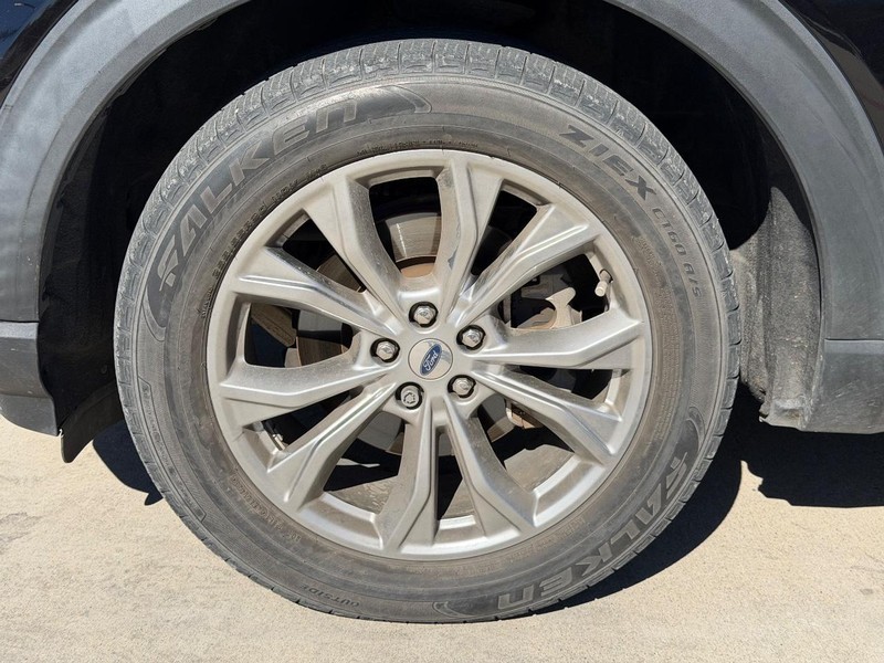 Ford Explorer Vehicle Full-screen Gallery Image 23