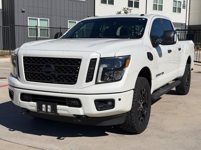 Nissan Titan XD Vehicle Full-screen Gallery Image 02