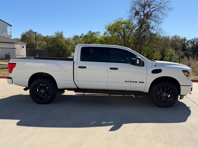 Nissan Titan XD Vehicle Full-screen Gallery Image 07