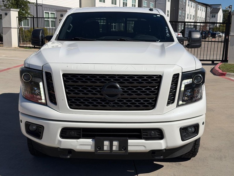 Nissan Titan XD Vehicle Full-screen Gallery Image 09