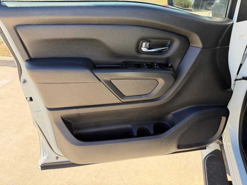 Nissan Titan XD Vehicle Full-screen Gallery Image 10