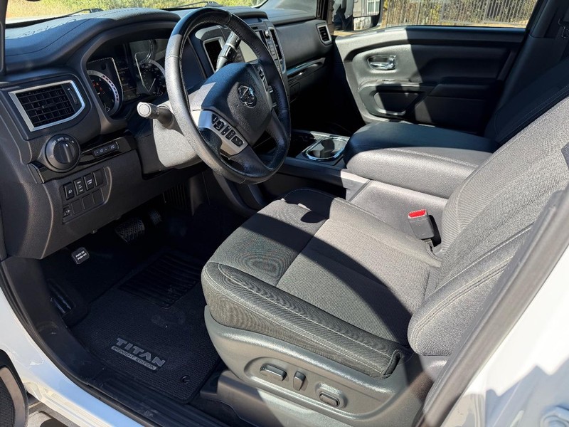 Nissan Titan XD Vehicle Full-screen Gallery Image 11