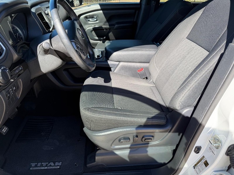 Nissan Titan XD Vehicle Full-screen Gallery Image 12