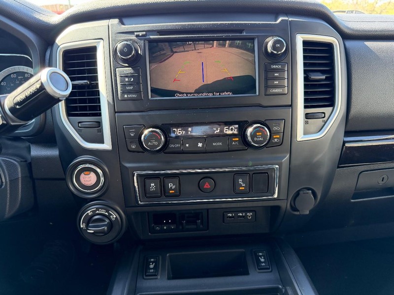 Nissan Titan XD Vehicle Full-screen Gallery Image 14