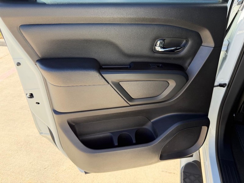 Nissan Titan XD Vehicle Full-screen Gallery Image 15