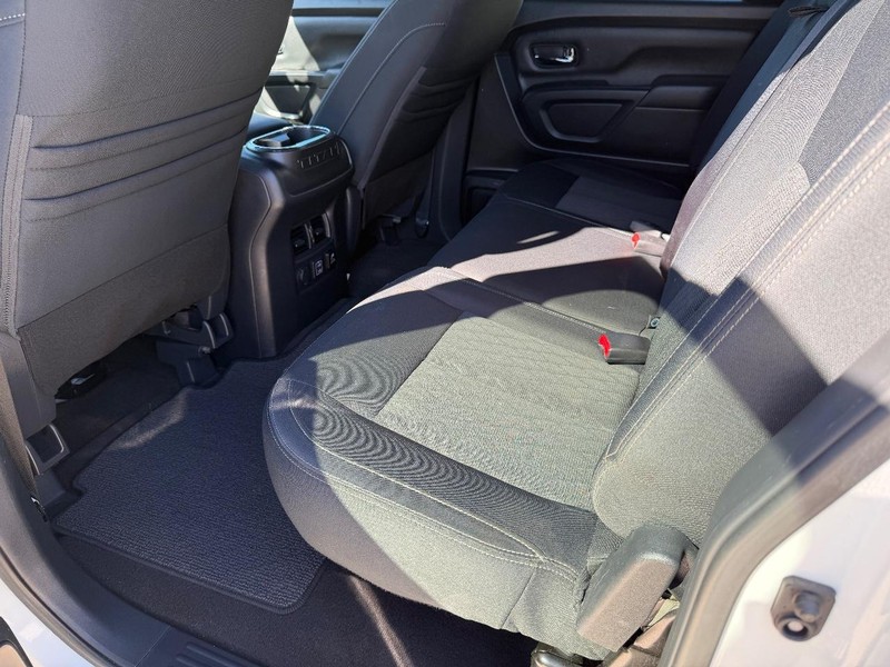 Nissan Titan XD Vehicle Full-screen Gallery Image 16