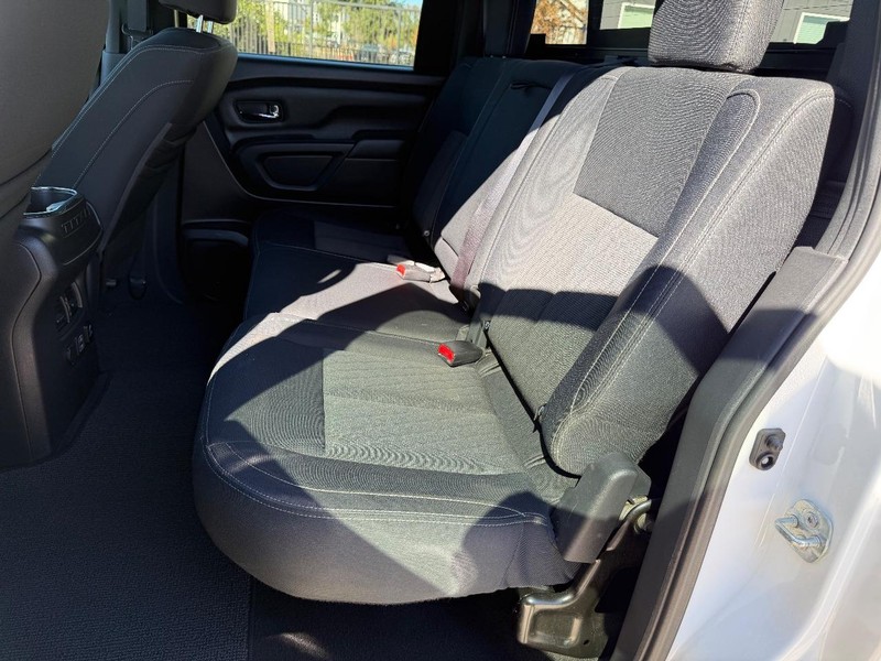 Nissan Titan XD Vehicle Full-screen Gallery Image 17