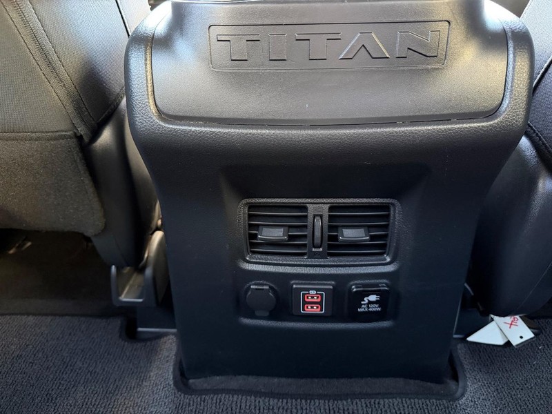 Nissan Titan XD Vehicle Full-screen Gallery Image 18