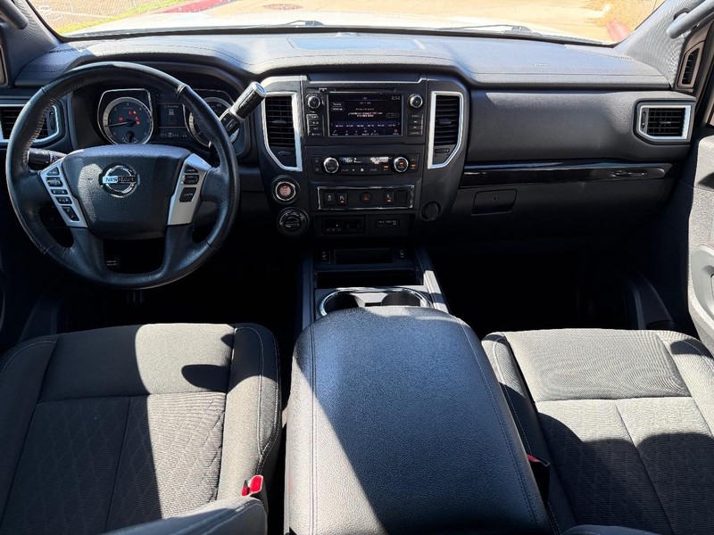 Nissan Titan XD Vehicle Full-screen Gallery Image 19