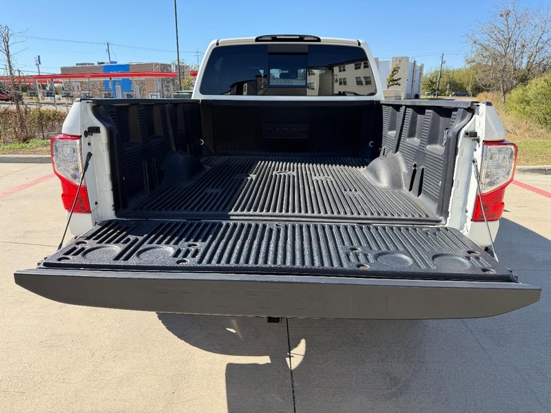 Nissan Titan XD Vehicle Full-screen Gallery Image 20