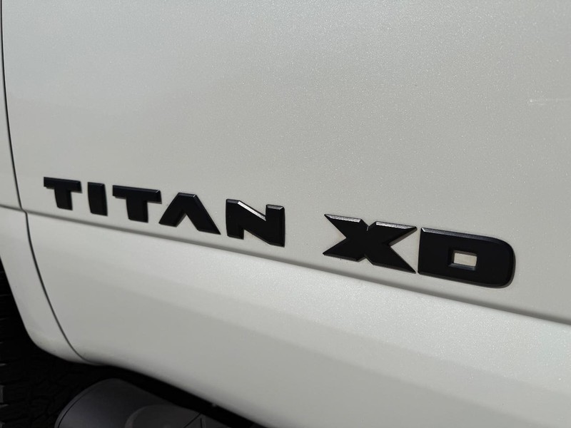 Nissan Titan XD Vehicle Full-screen Gallery Image 21