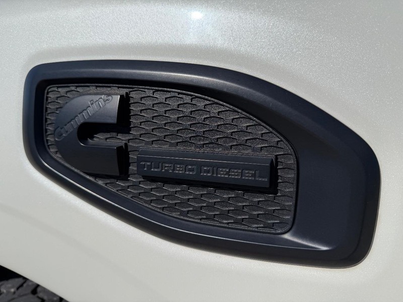 Nissan Titan XD Vehicle Full-screen Gallery Image 22