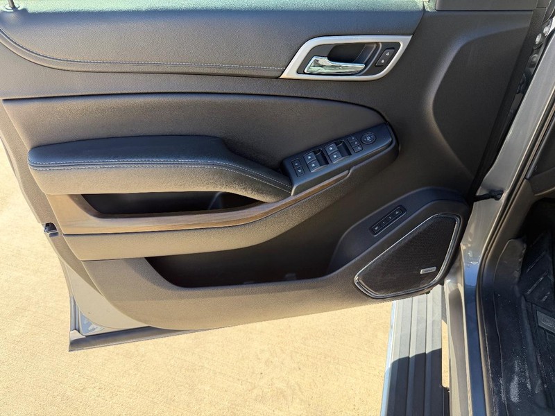 GMC Yukon Vehicle Full-screen Gallery Image 10