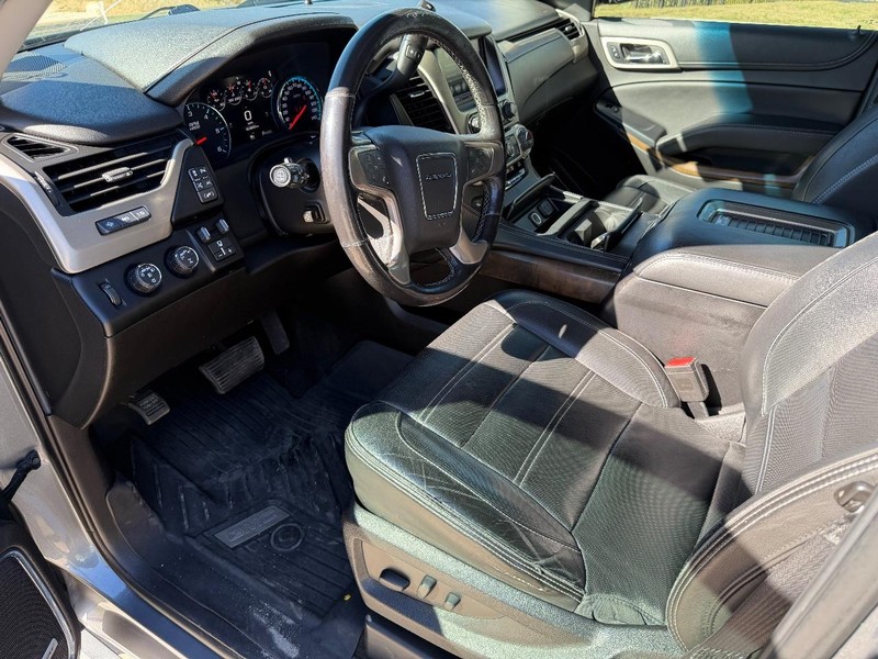 GMC Yukon Vehicle Full-screen Gallery Image 11