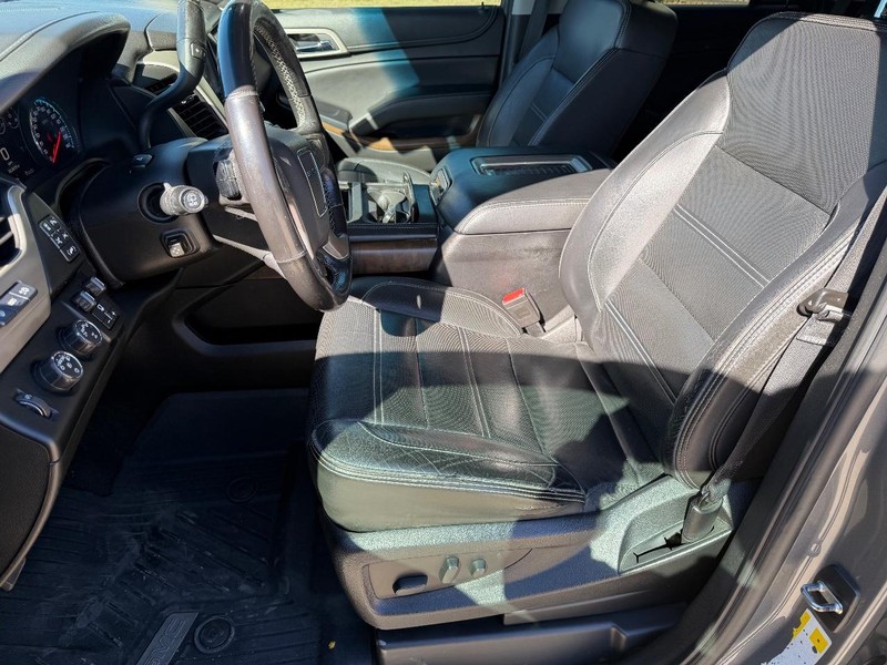 GMC Yukon Vehicle Full-screen Gallery Image 12