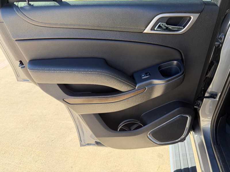 GMC Yukon Vehicle Full-screen Gallery Image 15